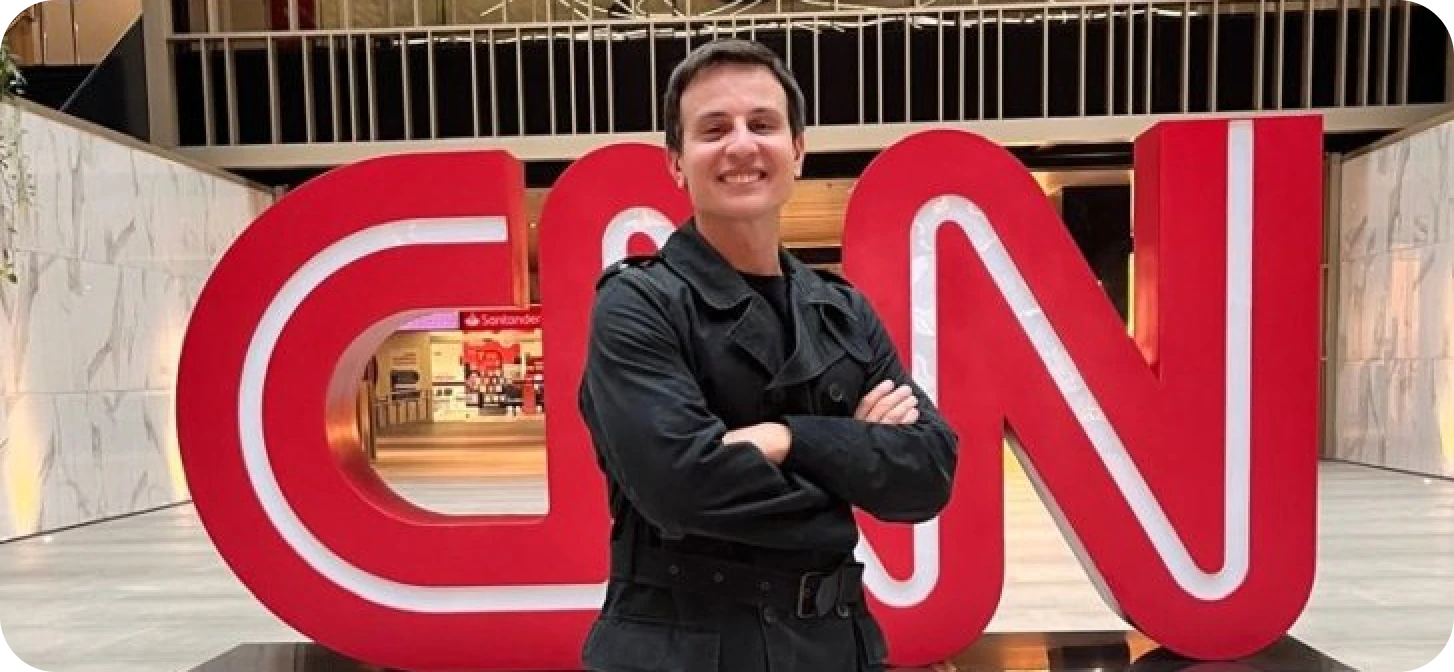 Fabrizio, sócio-fundador da Gueratto Press, em visita à CNN