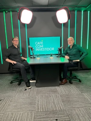 Participação em uma conversa no estúdio de podcast