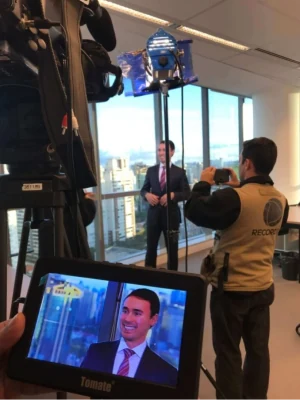 Câmera e monitor durante uma entrevista