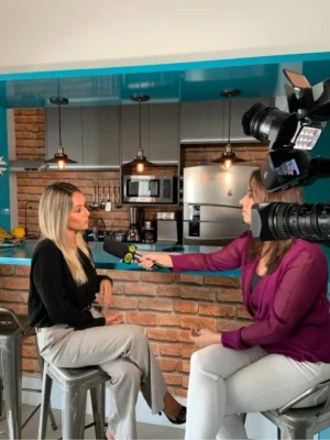 Entrevista com equipe de reportagem em uma cozinha